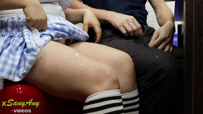 Ung skólastúlka kippir sér upp við bekkjarfélaga í heimavinnu-xsanyAny